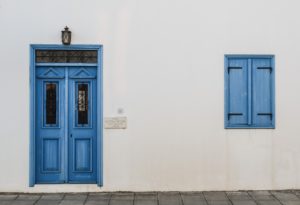白い壁とブルーのドア