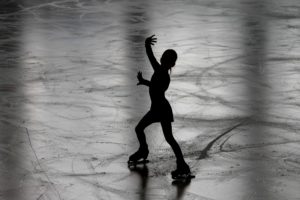 フィギュアスケートする女の子
