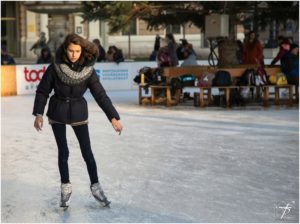 スケートを練習する女性