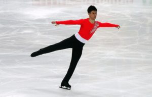 スケートのジャンプで着氷する男性